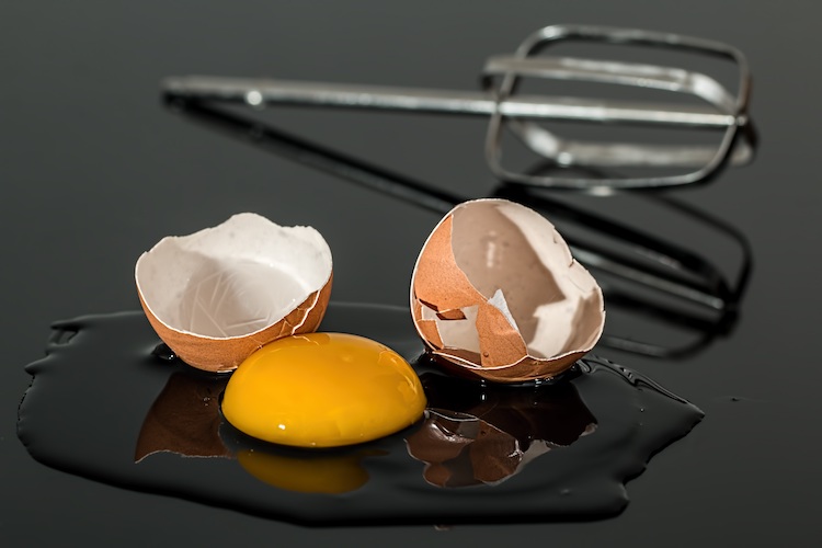 use egg yolks to moisturize your dry hair